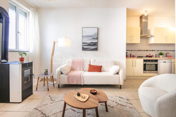 Appartement T3 – Rives centre-ville – Idéalement situé

Situé en plein cœur de Rives, cet appartement en rez-de-chaussée vous offre un cadre de vie pratique et agréable, à deux pas de toutes les commodités : commerces, services et transports accessibles entièrement à pied.

D’une configuration fonctionnelle, il se compose d’un séjour-cuisine lumineux, de deux chambres et d’une salle d’eau avec WC.

Malgré son orientation, l’appartement bénéficie d’une belle luminosité grâce à ses grandes baies vitrées et à sa hauteur sous plafond généreuse, qui lui confèrent un volume et une atmosphère agréables.

Un parking public est disponible à proximité immédiate.

Idéal pour un premier achat, un investissement locatif ou une résidence principale en centre-ville.

N'hésitez pas à me contacter pour organiser une visite et découvrir tout le potentiel de ce bien.