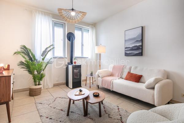 Appartement T3 – Rives centre-ville – Idéalement situé

Situé en plein cœur de Rives, cet appartement en rez-de-chaussée vous offre un cadre de vie pratique et agréable, à deux pas de toutes les commodités : commerces, services et transports accessibles entièrement à pied.

D’une configuration fonctionnelle, il se compose d’un séjour-cuisine lumineux, de deux chambres et d’une salle d’eau avec WC.

Malgré son orientation, l’appartement bénéficie d’une belle luminosité grâce à ses grandes baies vitrées et à sa hauteur sous plafond généreuse, qui lui confèrent un volume et une atmosphère agréables.

Un parking public est disponible à proximité immédiate.

Idéal pour un premier achat, un investissement locatif ou une résidence principale en centre-ville.

N'hésitez pas à me contacter pour organiser une visite et découvrir tout le potentiel de ce bien.
