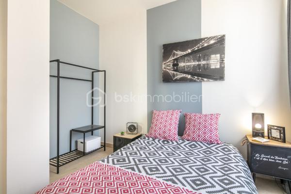Appartement T3 – Rives centre-ville – Idéalement situé

Situé en plein cœur de Rives, cet appartement en rez-de-chaussée vous offre un cadre de vie pratique et agréable, à deux pas de toutes les commodités : commerces, services et transports accessibles entièrement à pied.

D’une configuration fonctionnelle, il se compose d’un séjour-cuisine lumineux, de deux chambres et d’une salle d’eau avec WC.

Malgré son orientation, l’appartement bénéficie d’une belle luminosité grâce à ses grandes baies vitrées et à sa hauteur sous plafond généreuse, qui lui confèrent un volume et une atmosphère agréables.

Un parking public est disponible à proximité immédiate.

Idéal pour un premier achat, un investissement locatif ou une résidence principale en centre-ville.

N'hésitez pas à me contacter pour organiser une visite et découvrir tout le potentiel de ce bien.