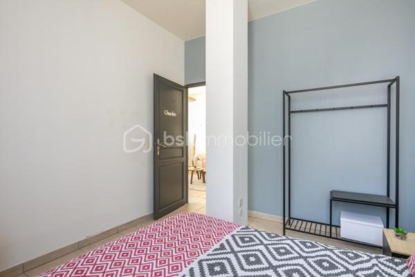 Appartement T3 – Rives centre-ville – Idéalement situé

Situé en plein cœur de Rives, cet appartement en rez-de-chaussée vous offre un cadre de vie pratique et agréable, à deux pas de toutes les commodités : commerces, services et transports accessibles entièrement à pied.

D’une configuration fonctionnelle, il se compose d’un séjour-cuisine lumineux, de deux chambres et d’une salle d’eau avec WC.

Malgré son orientation, l’appartement bénéficie d’une belle luminosité grâce à ses grandes baies vitrées et à sa hauteur sous plafond généreuse, qui lui confèrent un volume et une atmosphère agréables.

Un parking public est disponible à proximité immédiate.

Idéal pour un premier achat, un investissement locatif ou une résidence principale en centre-ville.

N'hésitez pas à me contacter pour organiser une visite et découvrir tout le potentiel de ce bien.