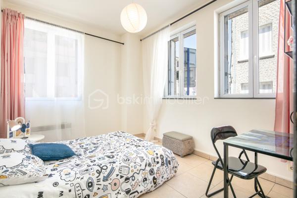 Appartement T3 – Rives centre-ville – Idéalement situé

Situé en plein cœur de Rives, cet appartement en rez-de-chaussée vous offre un cadre de vie pratique et agréable, à deux pas de toutes les commodités : commerces, services et transports accessibles entièrement à pied.

D’une configuration fonctionnelle, il se compose d’un séjour-cuisine lumineux, de deux chambres et d’une salle d’eau avec WC.

Malgré son orientation, l’appartement bénéficie d’une belle luminosité grâce à ses grandes baies vitrées et à sa hauteur sous plafond généreuse, qui lui confèrent un volume et une atmosphère agréables.

Un parking public est disponible à proximité immédiate.

Idéal pour un premier achat, un investissement locatif ou une résidence principale en centre-ville.

N'hésitez pas à me contacter pour organiser une visite et découvrir tout le potentiel de ce bien.