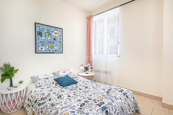 Appartement T3 – Rives centre-ville – Idéalement situé

Situé en plein cœur de Rives, cet appartement en rez-de-chaussée vous offre un cadre de vie pratique et agréable, à deux pas de toutes les commodités : commerces, services et transports accessibles entièrement à pied.

D’une configuration fonctionnelle, il se compose d’un séjour-cuisine lumineux, de deux chambres et d’une salle d’eau avec WC.

Malgré son orientation, l’appartement bénéficie d’une belle luminosité grâce à ses grandes baies vitrées et à sa hauteur sous plafond généreuse, qui lui confèrent un volume et une atmosphère agréables.

Un parking public est disponible à proximité immédiate.

Idéal pour un premier achat, un investissement locatif ou une résidence principale en centre-ville.

N'hésitez pas à me contacter pour organiser une visite et découvrir tout le potentiel de ce bien.
