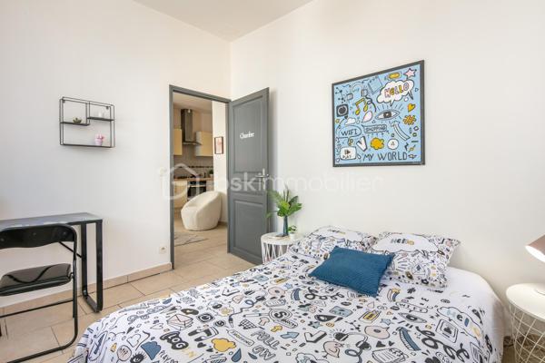 Appartement T3 – Rives centre-ville – Idéalement situé

Situé en plein cœur de Rives, cet appartement en rez-de-chaussée vous offre un cadre de vie pratique et agréable, à deux pas de toutes les commodités : commerces, services et transports accessibles entièrement à pied.

D’une configuration fonctionnelle, il se compose d’un séjour-cuisine lumineux, de deux chambres et d’une salle d’eau avec WC.

Malgré son orientation, l’appartement bénéficie d’une belle luminosité grâce à ses grandes baies vitrées et à sa hauteur sous plafond généreuse, qui lui confèrent un volume et une atmosphère agréables.

Un parking public est disponible à proximité immédiate.

Idéal pour un premier achat, un investissement locatif ou une résidence principale en centre-ville.

N'hésitez pas à me contacter pour organiser une visite et découvrir tout le potentiel de ce bien.