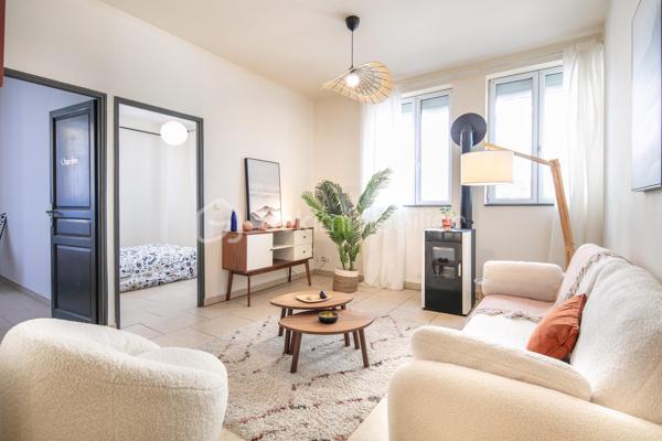 Appartement T3 – Rives centre-ville – Idéalement situé

Situé en plein cœur de Rives, cet appartement en rez-de-chaussée vous offre un cadre de vie pratique et agréable, à deux pas de toutes les commodités : commerces, services et transports accessibles entièrement à pied.

D’une configuration fonctionnelle, il se compose d’un séjour-cuisine lumineux, de deux chambres et d’une salle d’eau avec WC.

Malgré son orientation, l’appartement bénéficie d’une belle luminosité grâce à ses grandes baies vitrées et à sa hauteur sous plafond généreuse, qui lui confèrent un volume et une atmosphère agréables.

Un parking public est disponible à proximité immédiate.

Idéal pour un premier achat, un investissement locatif ou une résidence principale en centre-ville.

N'hésitez pas à me contacter pour organiser une visite et découvrir tout le potentiel de ce bien.