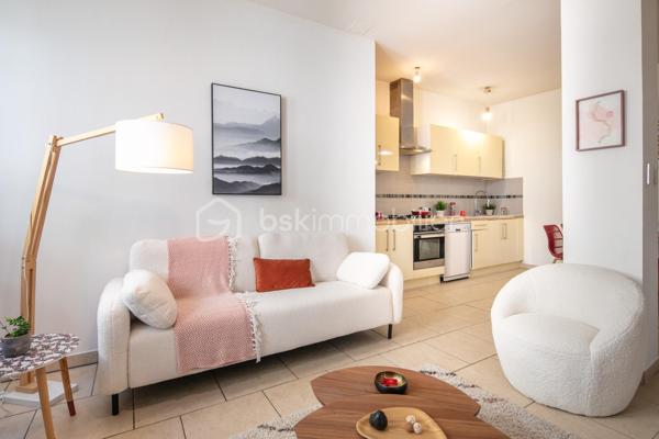 Appartement T3 – Rives centre-ville – Idéalement situé

Situé en plein cœur de Rives, cet appartement en rez-de-chaussée vous offre un cadre de vie pratique et agréable, à deux pas de toutes les commodités : commerces, services et transports accessibles entièrement à pied.

D’une configuration fonctionnelle, il se compose d’un séjour-cuisine lumineux, de deux chambres et d’une salle d’eau avec WC.

Malgré son orientation, l’appartement bénéficie d’une belle luminosité grâce à ses grandes baies vitrées et à sa hauteur sous plafond généreuse, qui lui confèrent un volume et une atmosphère agréables.

Un parking public est disponible à proximité immédiate.

Idéal pour un premier achat, un investissement locatif ou une résidence principale en centre-ville.

N'hésitez pas à me contacter pour organiser une visite et découvrir tout le potentiel de ce bien.