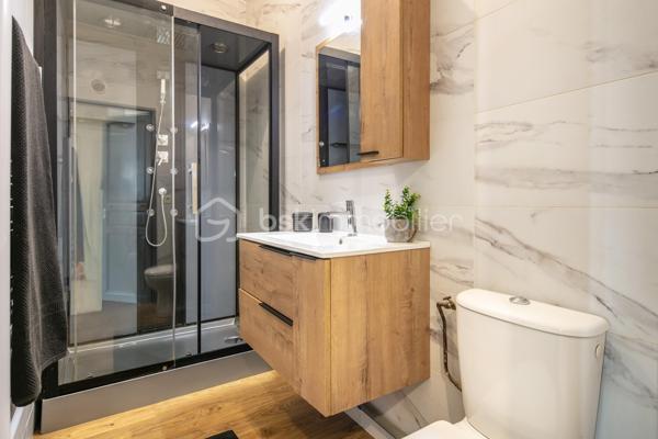 Appartement T3 – Rives centre-ville – Idéalement situé

Situé en plein cœur de Rives, cet appartement en rez-de-chaussée vous offre un cadre de vie pratique et agréable, à deux pas de toutes les commodités : commerces, services et transports accessibles entièrement à pied.

D’une configuration fonctionnelle, il se compose d’un séjour-cuisine lumineux, de deux chambres et d’une salle d’eau avec WC.

Malgré son orientation, l’appartement bénéficie d’une belle luminosité grâce à ses grandes baies vitrées et à sa hauteur sous plafond généreuse, qui lui confèrent un volume et une atmosphère agréables.

Un parking public est disponible à proximité immédiate.

Idéal pour un premier achat, un investissement locatif ou une résidence principale en centre-ville.

N'hésitez pas à me contacter pour organiser une visite et découvrir tout le potentiel de ce bien.