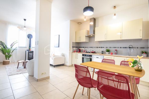Appartement T3 – Rives centre-ville – Idéalement situé

Situé en plein cœur de Rives, cet appartement en rez-de-chaussée vous offre un cadre de vie pratique et agréable, à deux pas de toutes les commodités : commerces, services et transports accessibles entièrement à pied.

D’une configuration fonctionnelle, il se compose d’un séjour-cuisine lumineux, de deux chambres et d’une salle d’eau avec WC.

Malgré son orientation, l’appartement bénéficie d’une belle luminosité grâce à ses grandes baies vitrées et à sa hauteur sous plafond généreuse, qui lui confèrent un volume et une atmosphère agréables.

Un parking public est disponible à proximité immédiate.

Idéal pour un premier achat, un investissement locatif ou une résidence principale en centre-ville.

N'hésitez pas à me contacter pour organiser une visite et découvrir tout le potentiel de ce bien.