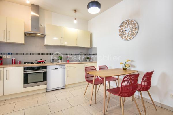 Appartement T3 – Rives centre-ville – Idéalement situé

Situé en plein cœur de Rives, cet appartement en rez-de-chaussée vous offre un cadre de vie pratique et agréable, à deux pas de toutes les commodités : commerces, services et transports accessibles entièrement à pied.

D’une configuration fonctionnelle, il se compose d’un séjour-cuisine lumineux, de deux chambres et d’une salle d’eau avec WC.

Malgré son orientation, l’appartement bénéficie d’une belle luminosité grâce à ses grandes baies vitrées et à sa hauteur sous plafond généreuse, qui lui confèrent un volume et une atmosphère agréables.

Un parking public est disponible à proximité immédiate.

Idéal pour un premier achat, un investissement locatif ou une résidence principale en centre-ville.

N'hésitez pas à me contacter pour organiser une visite et découvrir tout le potentiel de ce bien.