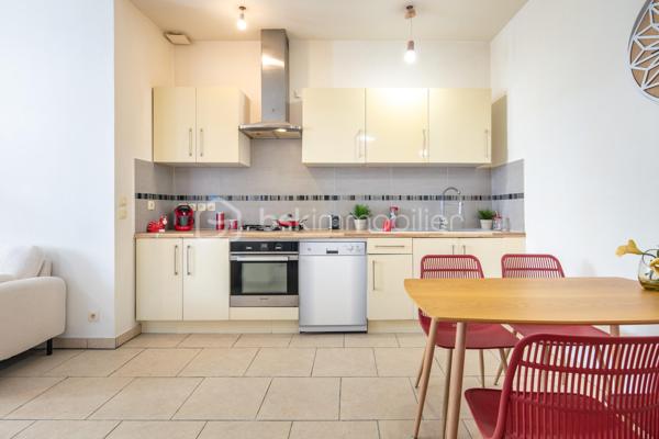 Appartement T3 – Rives centre-ville – Idéalement situé

Situé en plein cœur de Rives, cet appartement en rez-de-chaussée vous offre un cadre de vie pratique et agréable, à deux pas de toutes les commodités : commerces, services et transports accessibles entièrement à pied.

D’une configuration fonctionnelle, il se compose d’un séjour-cuisine lumineux, de deux chambres et d’une salle d’eau avec WC.

Malgré son orientation, l’appartement bénéficie d’une belle luminosité grâce à ses grandes baies vitrées et à sa hauteur sous plafond généreuse, qui lui confèrent un volume et une atmosphère agréables.

Un parking public est disponible à proximité immédiate.

Idéal pour un premier achat, un investissement locatif ou une résidence principale en centre-ville.

N'hésitez pas à me contacter pour organiser une visite et découvrir tout le potentiel de ce bien.