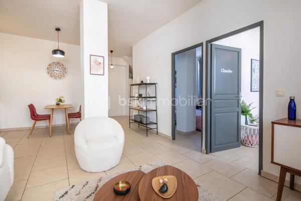 Appartement T3 – Rives centre-ville – Idéalement situé

Situé en plein cœur de Rives, cet appartement en rez-de-chaussée vous offre un cadre de vie pratique et agréable, à deux pas de toutes les commodités : commerces, services et transports accessibles entièrement à pied.

D’une configuration fonctionnelle, il se compose d’un séjour-cuisine lumineux, de deux chambres et d’une salle d’eau avec WC.

Malgré son orientation, l’appartement bénéficie d’une belle luminosité grâce à ses grandes baies vitrées et à sa hauteur sous plafond généreuse, qui lui confèrent un volume et une atmosphère agréables.

Un parking public est disponible à proximité immédiate.

Idéal pour un premier achat, un investissement locatif ou une résidence principale en centre-ville.

N'hésitez pas à me contacter pour organiser une visite et découvrir tout le potentiel de ce bien.