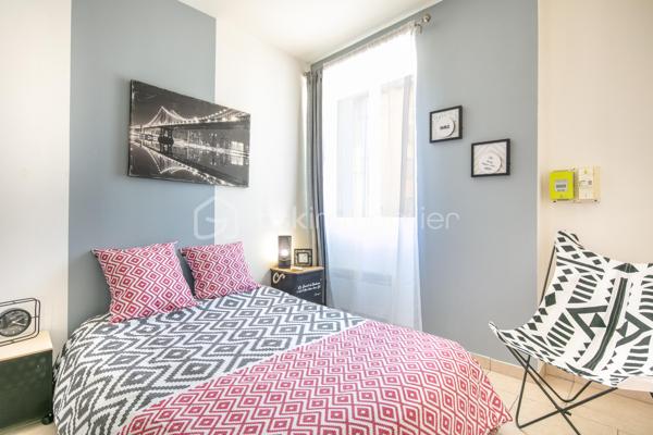 Appartement T3 – Rives centre-ville – Idéalement situé

Situé en plein cœur de Rives, cet appartement en rez-de-chaussée vous offre un cadre de vie pratique et agréable, à deux pas de toutes les commodités : commerces, services et transports accessibles entièrement à pied.

D’une configuration fonctionnelle, il se compose d’un séjour-cuisine lumineux, de deux chambres et d’une salle d’eau avec WC.

Malgré son orientation, l’appartement bénéficie d’une belle luminosité grâce à ses grandes baies vitrées et à sa hauteur sous plafond généreuse, qui lui confèrent un volume et une atmosphère agréables.

Un parking public est disponible à proximité immédiate.

Idéal pour un premier achat, un investissement locatif ou une résidence principale en centre-ville.

N'hésitez pas à me contacter pour organiser une visite et découvrir tout le potentiel de ce bien.