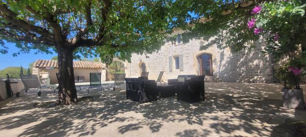 Propriété en pierre 427 m² à Saint-Just-d'Ardèche avec 2 gîtes 5*
