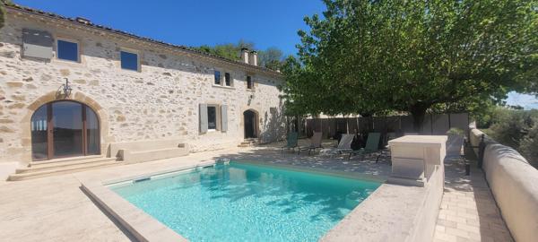 Propriété en pierre 427 m² à Saint-Just-d'Ardèche avec 2 gîtes 5*