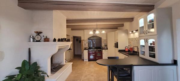 Propriété en pierre 427 m² à Saint-Just-d'Ardèche avec 2 gîtes 5*