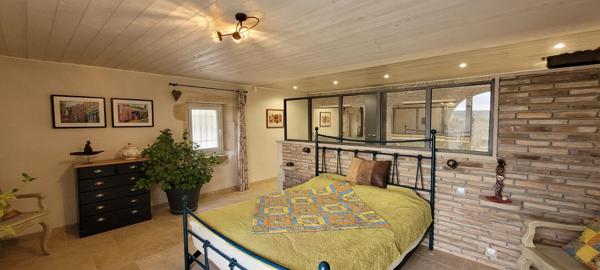 Propriété en pierre 427 m² à Saint-Just-d'Ardèche avec 2 gîtes 5*