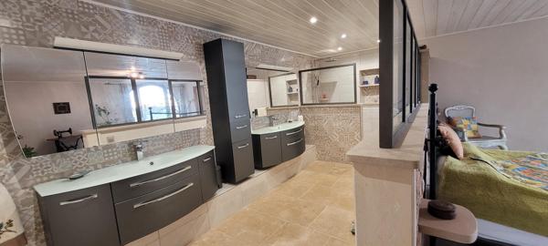 Propriété en pierre 427 m² à Saint-Just-d'Ardèche avec 2 gîtes 5*