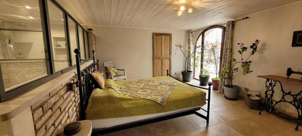 Propriété en pierre 427 m² à Saint-Just-d'Ardèche avec 2 gîtes 5*