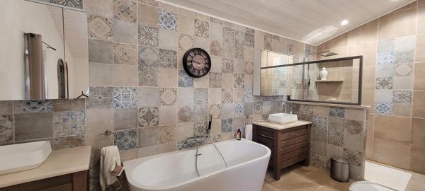 Propriété en pierre 427 m² à Saint-Just-d'Ardèche avec 2 gîtes 5*
