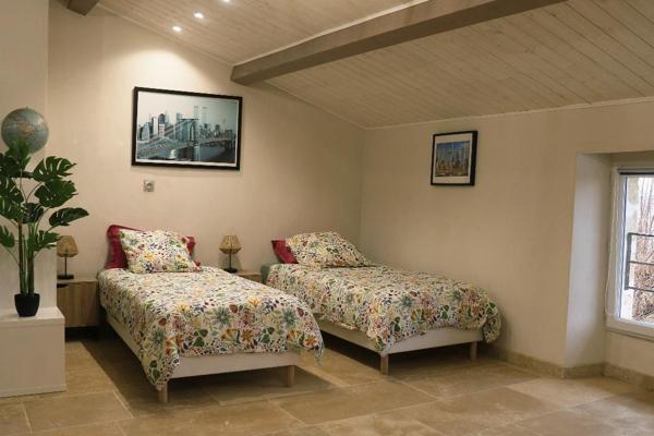 Propriété en pierre 427 m² à Saint-Just-d'Ardèche avec 2 gîtes 5*
