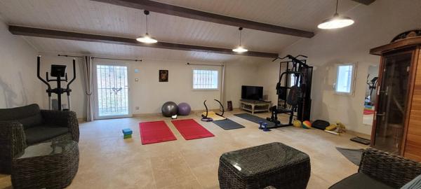 Propriété en pierre 427 m² à Saint-Just-d'Ardèche avec 2 gîtes 5*