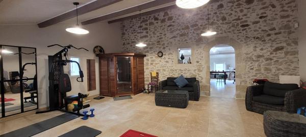 Propriété en pierre 427 m² à Saint-Just-d'Ardèche avec 2 gîtes 5*