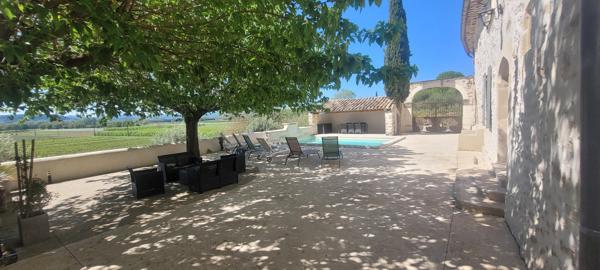 Propriété en pierre 427 m² à Saint-Just-d'Ardèche avec 2 gîtes 5*