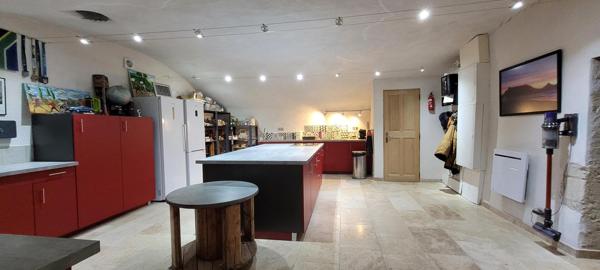 Propriété en pierre 427 m² à Saint-Just-d'Ardèche avec 2 gîtes 5*