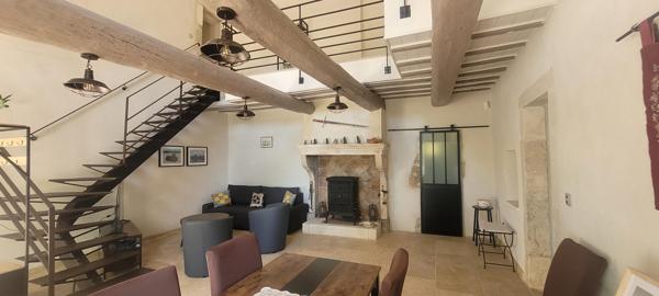 Propriété en pierre 427 m² à Saint-Just-d'Ardèche avec 2 gîtes 5*