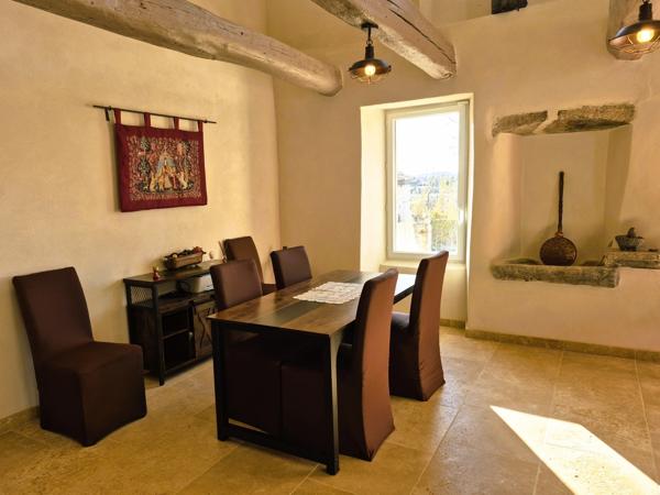 Propriété en pierre 427 m² à Saint-Just-d'Ardèche avec 2 gîtes 5*