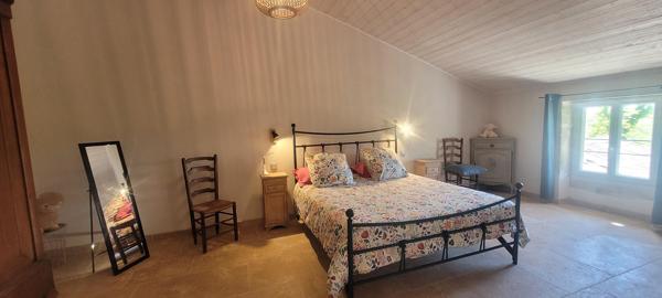 Propriété en pierre 427 m² à Saint-Just-d'Ardèche avec 2 gîtes 5*
