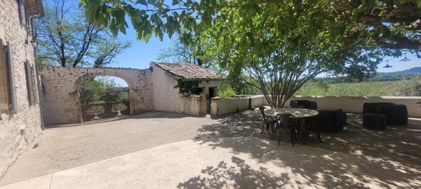 Propriété en pierre 427 m² à Saint-Just-d'Ardèche avec 2 gîtes 5*