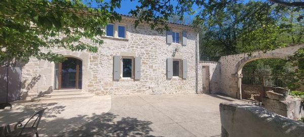 Propriété en pierre 427 m² à Saint-Just-d'Ardèche avec 2 gîtes 5*