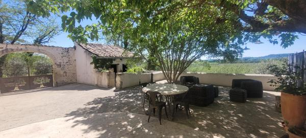 Propriété en pierre 427 m² à Saint-Just-d'Ardèche avec 2 gîtes 5*