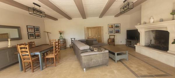Propriété en pierre 427 m² à Saint-Just-d'Ardèche avec 2 gîtes 5*