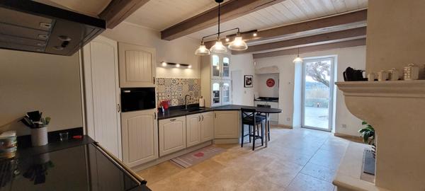 Propriété en pierre 427 m² à Saint-Just-d'Ardèche avec 2 gîtes 5*