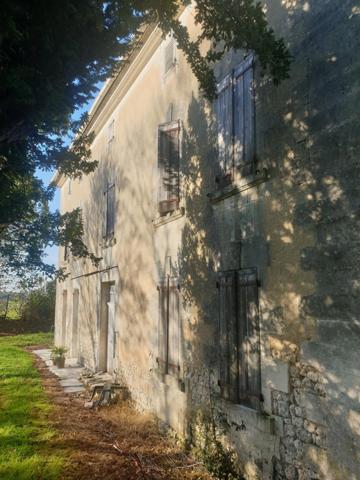 Maison de 400 m² habitables à vendre, proche Barbezieux (16), dépendances d’environ 1 000 m², terrain de 12 000 m² !!!