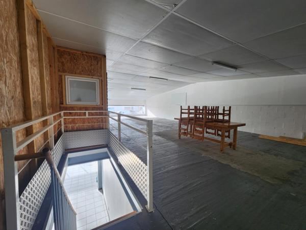 LE CHATEAU D'OLERON emplacement N°1 Local commercial de 204 m2 disponible