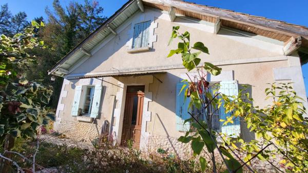 24130 Bosset Maison à rénover  de 5  pièces de  94 m2 sur parcelle de  2055 m²