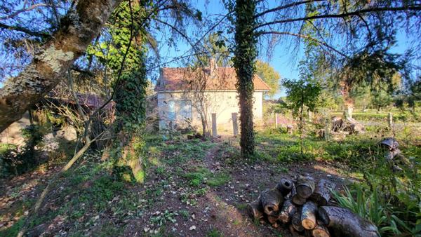 24130 Bosset Maison à rénover  de 5  pièces de  94 m2 sur parcelle de  2055 m²