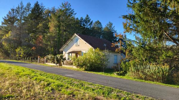 24130 Bosset Maison à rénover  de 5  pièces de  94 m2 sur parcelle de  2055 m²