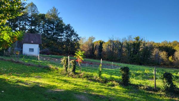 24130 Bosset Maison à rénover  de 5  pièces de  94 m2 sur parcelle de  2055 m²