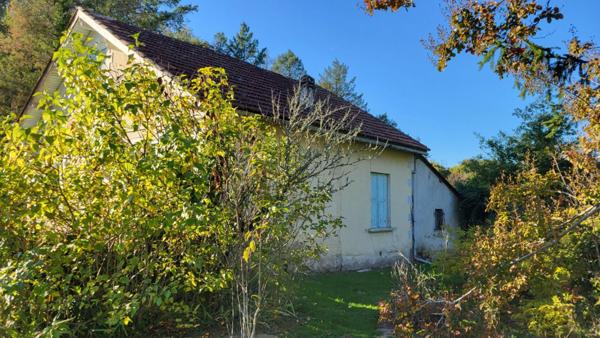 24130 Bosset Maison à rénover  de 5  pièces de  94 m2 sur parcelle de  2055 m²