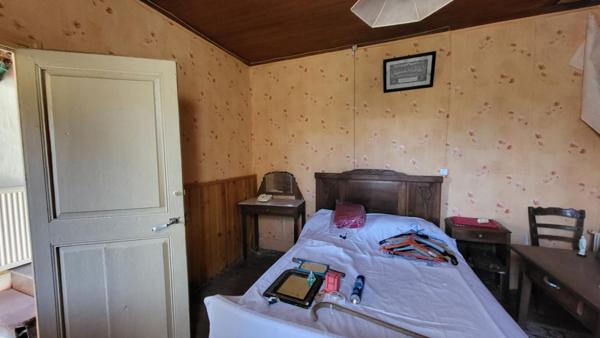 24130 Bosset Maison à rénover  de 5  pièces de  94 m2 sur parcelle de  2055 m²