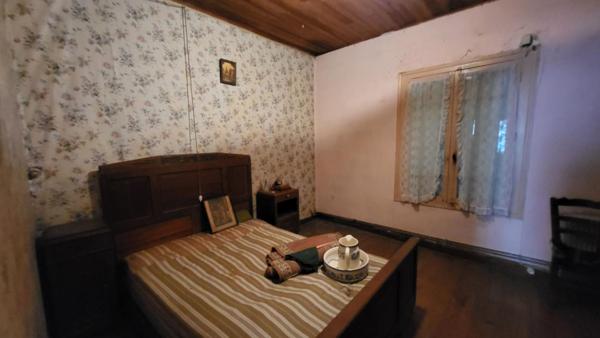 24130 Bosset Maison à rénover  de 5  pièces de  94 m2 sur parcelle de  2055 m²