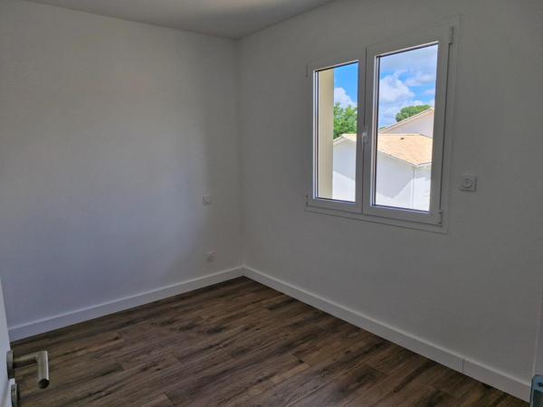 Maison mitoyenne neuve à étage jamais habité, avec belles finitions.