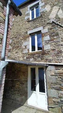 A vendre un immeuble, sur TINCHEBRAY-BOCAGE, comprenant deux logements :