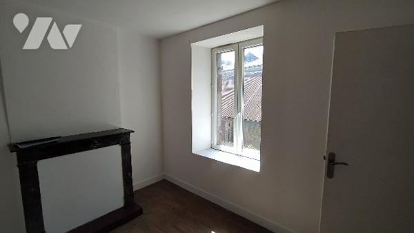 A vendre un immeuble, sur TINCHEBRAY-BOCAGE, comprenant deux logements :