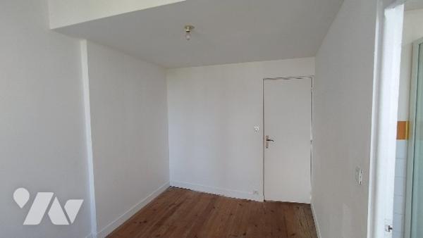 A vendre un immeuble, sur TINCHEBRAY-BOCAGE, comprenant deux logements :