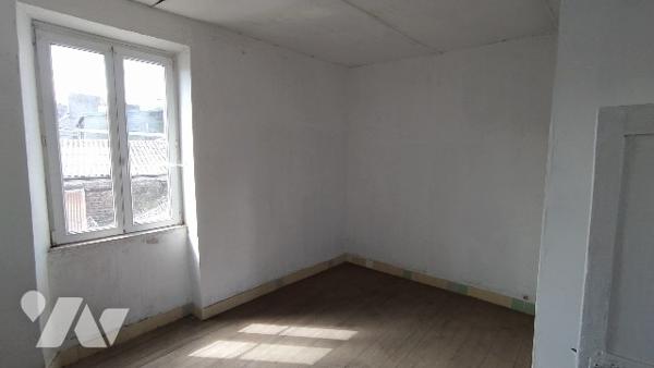 A vendre un immeuble, sur TINCHEBRAY-BOCAGE, comprenant deux logements :