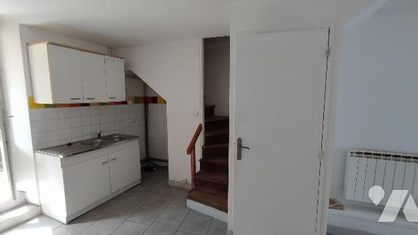 A vendre un immeuble, sur TINCHEBRAY-BOCAGE, comprenant deux logements :